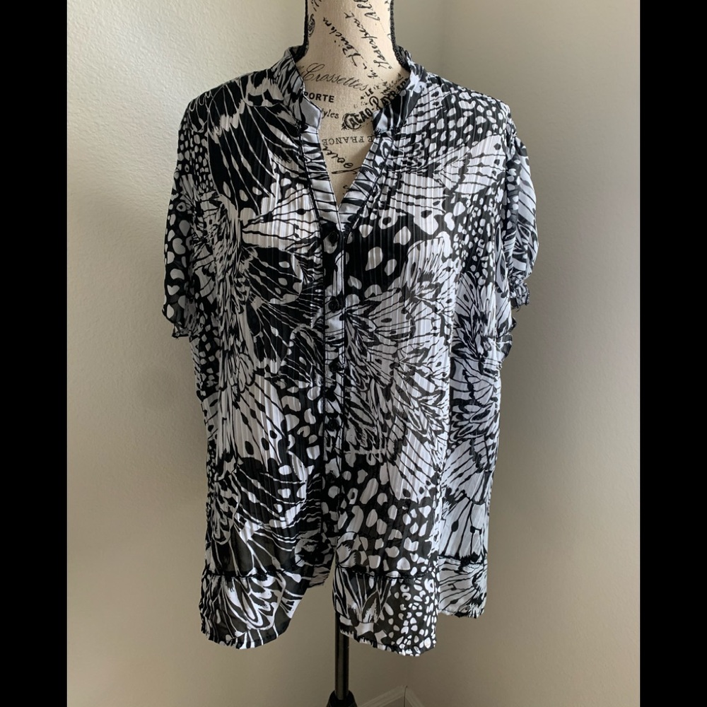 Dress Barn Woman’s Black and White Blouse 14/16